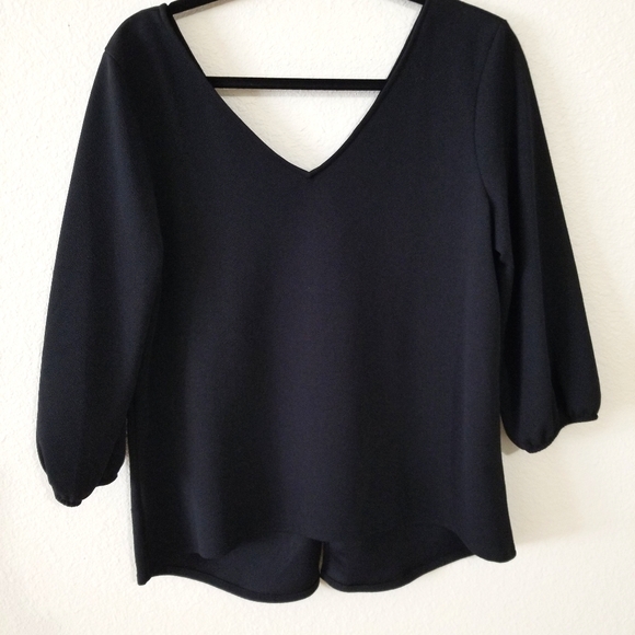 New York & Company Tops - 🌻7th Ave V-neck top.